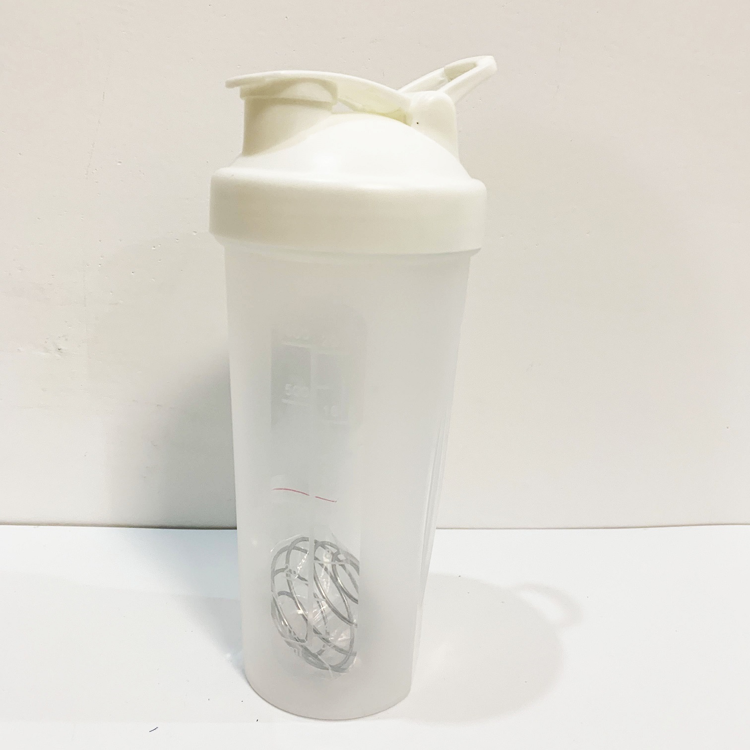 Bouteille de sport portative de gymnase de poudre de protéine de lactosérum de bouteille de secoueur du logo 600ml fait sur commande avec la boule d'agitation