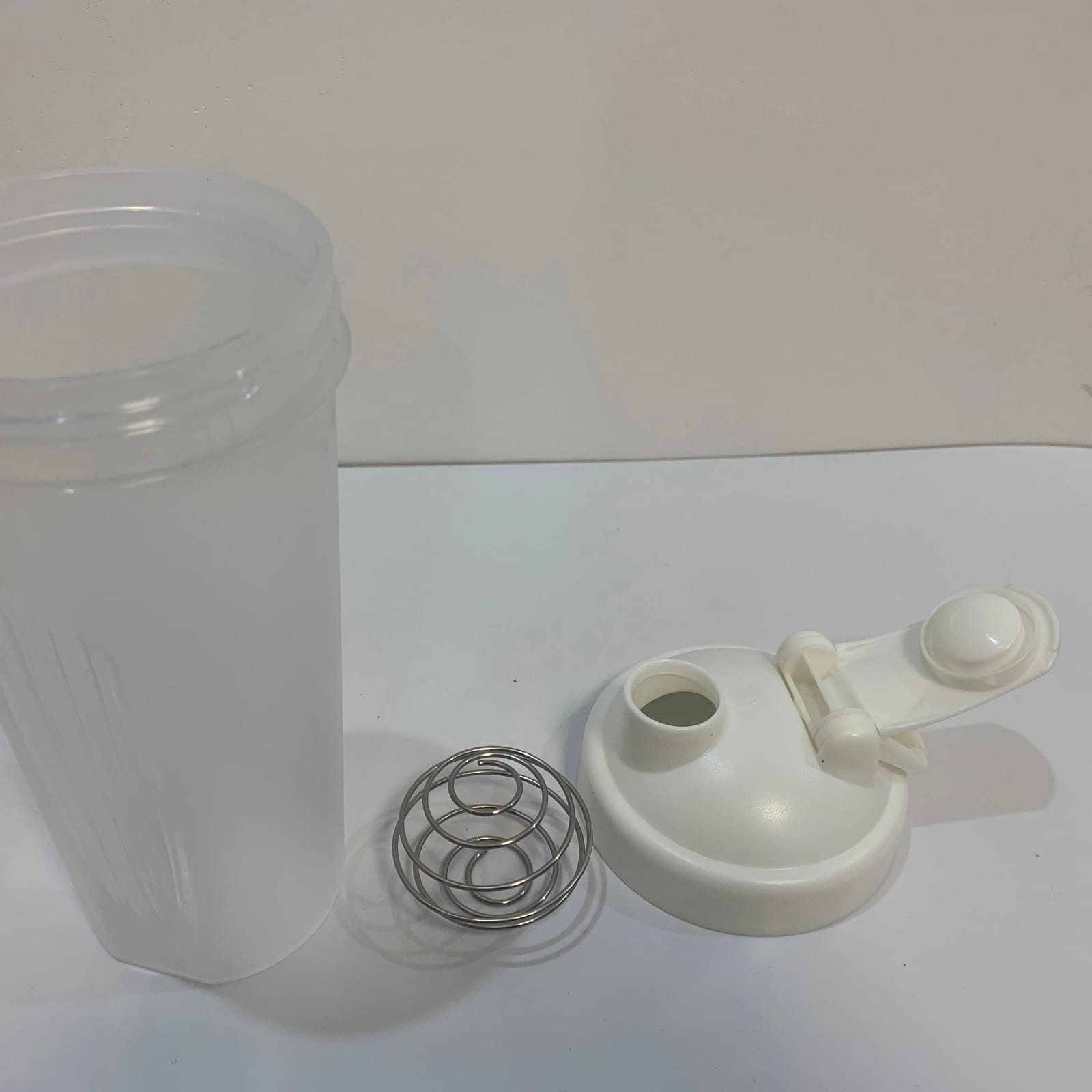 Bouteille de sport portative de gymnase de poudre de protéine de lactosérum de bouteille de secoueur du logo 600ml fait sur commande avec la boule d'agitation - 1